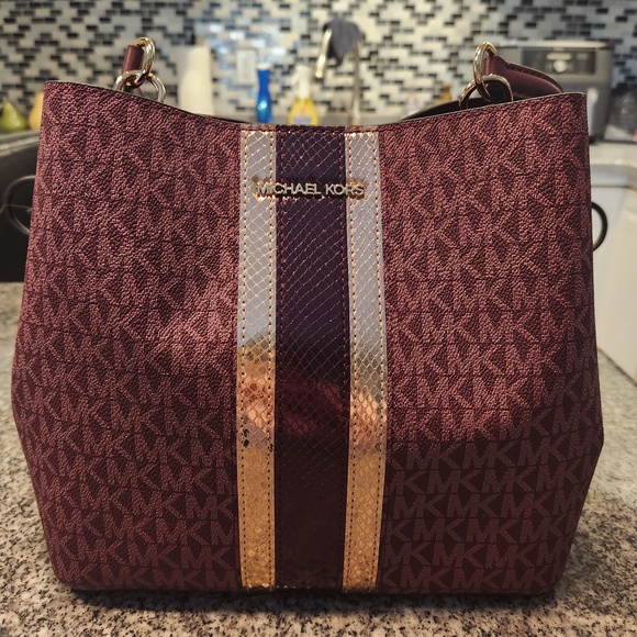 Michael Kors Handbags - Michael Kors NWOT Pratt Medium Shoulder Bucket Bag